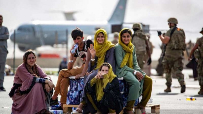 Anak-anak calon pengungsi di Bandara Hamid Karzai, Kabul, Afghanistan