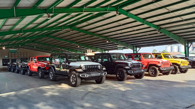 Puluhan unit mobil Jeep tiba di Indonesia.