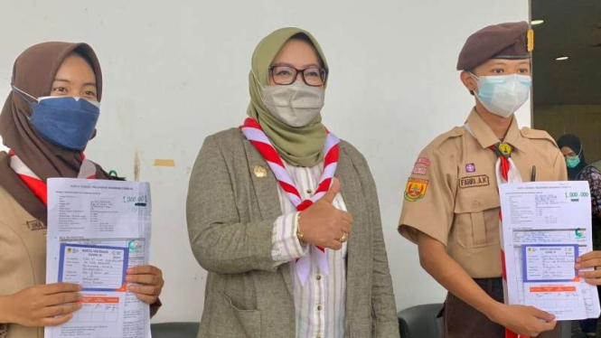 Bupati Bogor Ade Yasin memberikan penghargaan kepada peserta vaksin COVID-19 yang kesatu juta dalam acara vaksinasi massal di Stadion Pakansari Cibinong, Selasa, 24 Agustus 2021.
