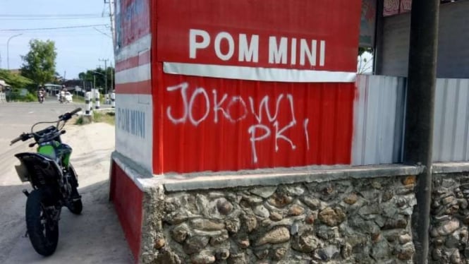 Coretan “Jokowi PKI” di sebuah depo pengisian BBM milik warga bernama Deki Purwantoro di perempatan jalur lintas selatan lingkungan Peden, Kelurahan Ploso, Kabupaten Pacitan, Jawa Timur.