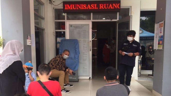 Suntik vaksin pfizer di Puskesmas Lebak Bulus.