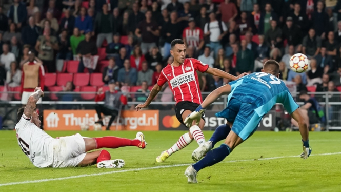 Pertandingan kualifikasi Liga Champions antara PSV Eindhoven vs Benfica