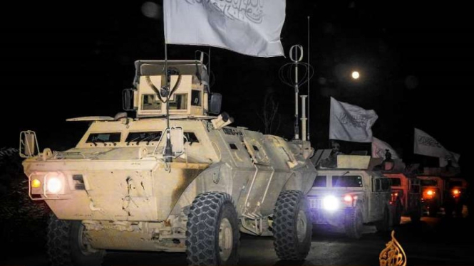 Konvoi pasukan Taliban dengan kendaraan lapis baja milik militer AS