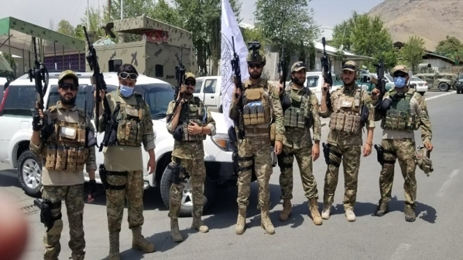 Pasukan Taliban dengan seragam taktikal bersenjata menguasai Kabul Afghanistan