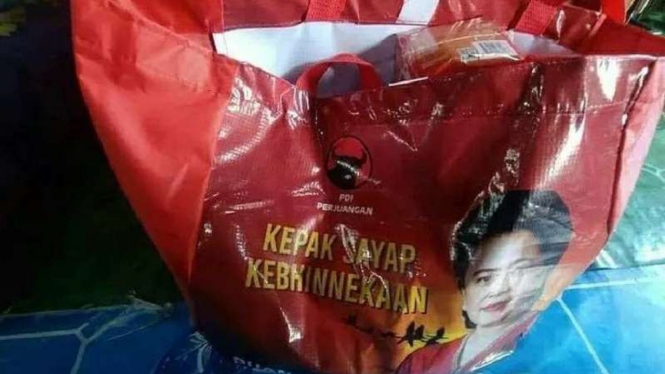 Tas sembako bergambar muka Puan Maharani dan ada logo PDIP