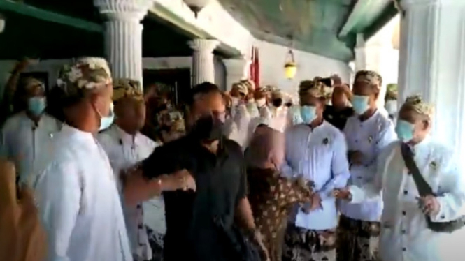 Keraton Kesepuhan Cirebon Diserang Massa Berpakaian Hitam (YouTube/ciremeitoday)