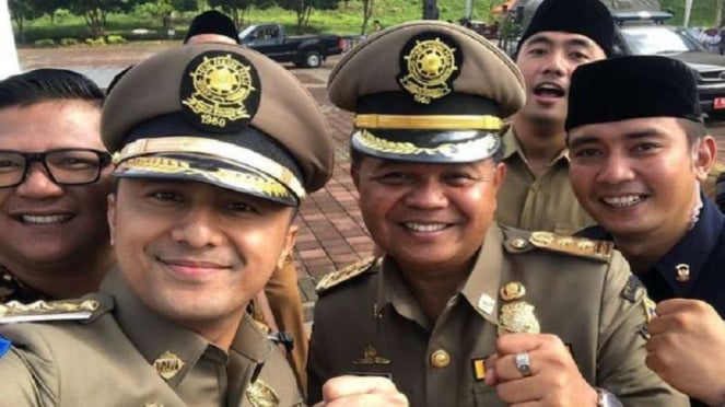 Wakil Bupati Hengky Kurniawan berpose bersama Bupati Bandung Barat Aa Umbara