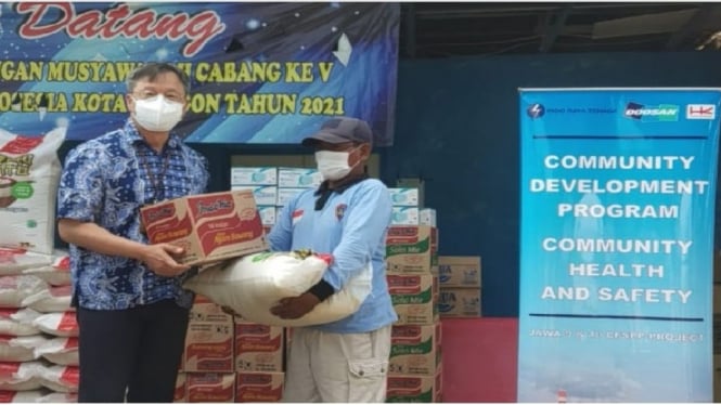 Manajemen PLTU Jawa 9 & 10 saat menyerahkan bantuan kepada masyarakat nelayan