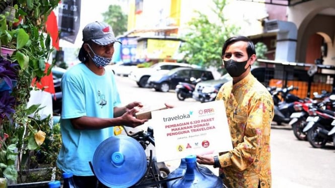 Paket makanan untuk warga