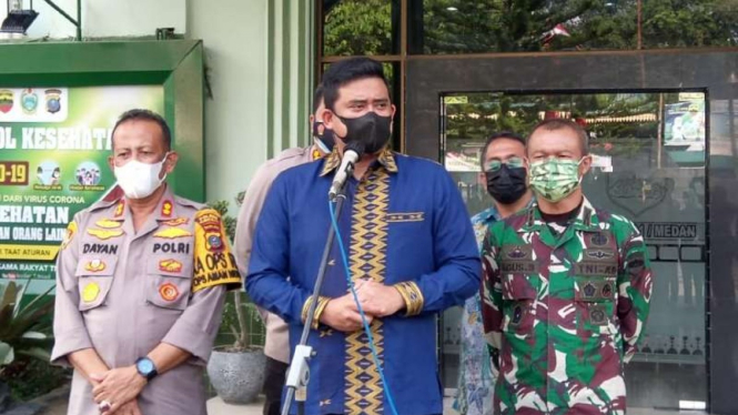 Wali Kota Medan Muhammad Bobby Afif Nasution memberikan keterangan pers mengenai perkembangan terkini kasus kejangkitan COVID-19 di Medan, Kamis, 26 Agustus 2021.