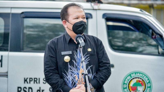 Bupati Jember Hendy Siswanto saat memberikan penghormatan terakhir kepada tenaga kesehatan di RSD dr Soebandi Jember yang meninggal akibat COVID-19 pada 29 Juli 2021.