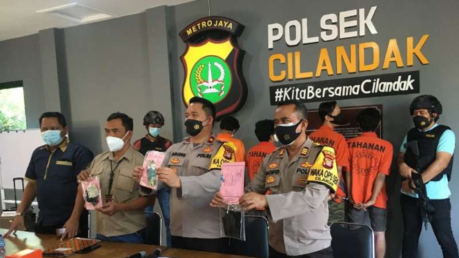 Polsek Cilandak menangkap empat pelaku pemalakan di jalan tol JORR