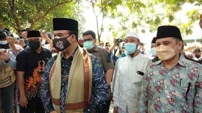 Gubernur DKI Jakarta Anies Baswedan saat hadiri pembangunan Masjid At Tabayyun