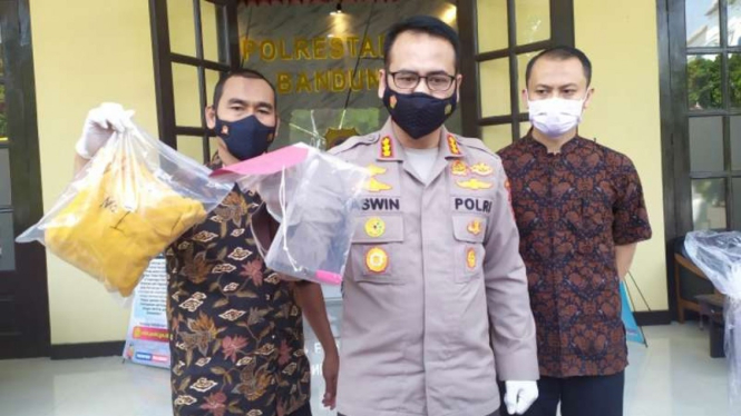 Kepala Polres Kota Besar Bandung Kombes Pol Aswin Sipayung, di kantornya, Jumat, 27 Agustus 2021, menunjukkan barang bukti pisau yang digunakan oleh pelaku untuk membunuh korbannya.