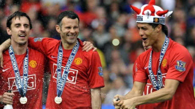 Cristiano Ronaldo merayakan gelar Premier League bersama Manchester United.