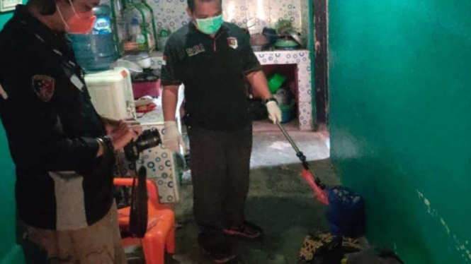 Polisi saat mengecek jenazah bayi