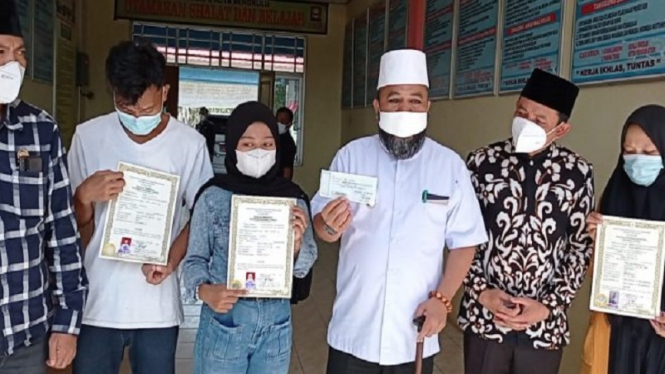 Wali Kota Bengkulu Helmi Hasan menebus ijazah siswa SMKN 6 yang ditahan sekolah