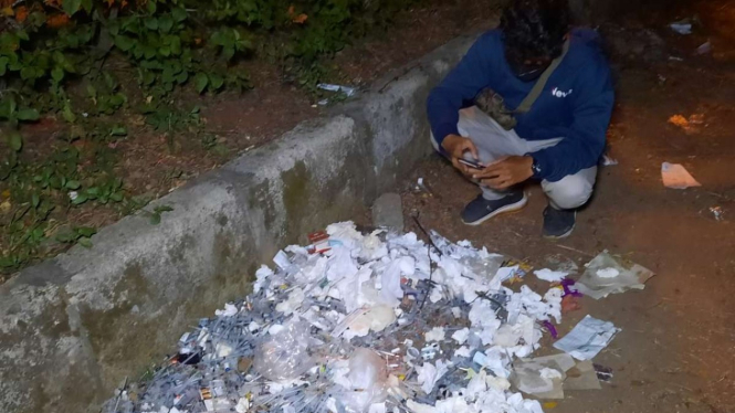 Sampah medis berserakan di sebuah perumahan di Bekasi, Jabar.