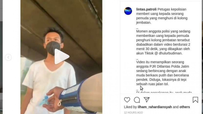 Tangkapa layar video viral saat anggota polisi beri uang ke pemuda.