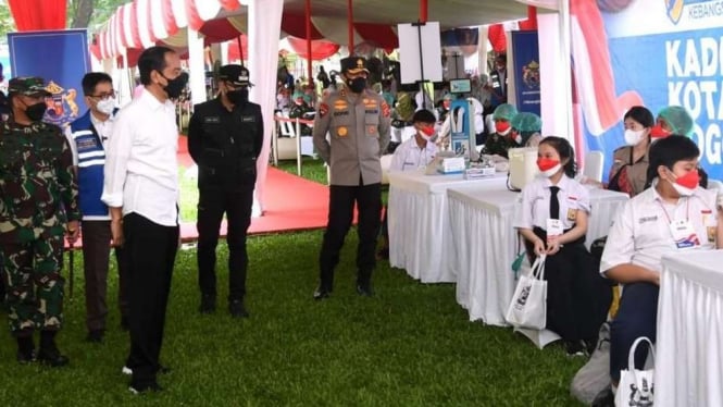 Presiden Jokowi meninjau Vaksinasi Kolaborasi Kebangsaan, di Bogor.