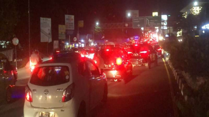 Arus lalu lintas di Puncak Bogor pada malam ini terlihat ramai