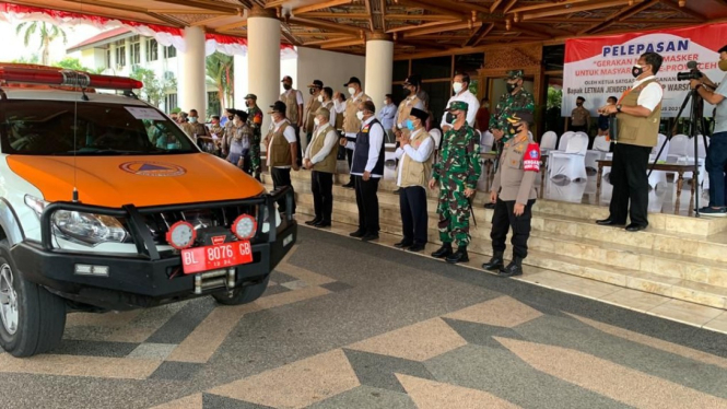 Kepala BNPB Letjen TNI Ganip Warsito, S.E., M.M. melepas mobil masker di wilayah Aceh
