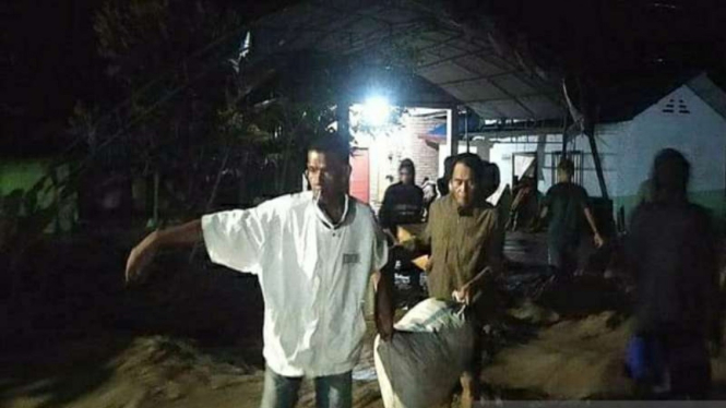 Warga mengevakuasi barang-barang milik warga yang terdampak banjir bandang