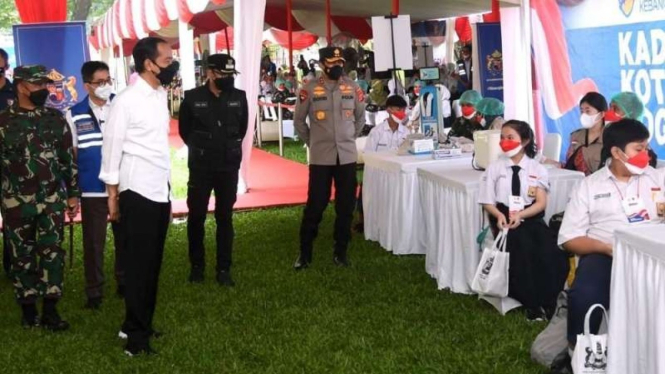 Presiden Joko Widodo meninjau kegiatan vaksinasi COVID-19 untuk para pelajar SMP di Capellan Avenue, Kebun Raya Bogor (KRB), Bogor, Jawa Barat, Sabtu, 28 Agustus 2021.