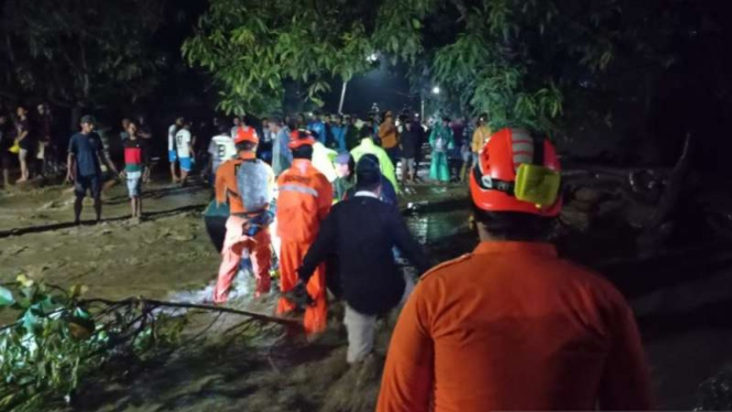 Tim SAR gabungan mengevakuasi warga di Desa Rogo, Kabupaten Sigi, Provinsi Sulawesi Tengah, ke tempat yang aman akibat banjir bandang pada Minggu malam, 29 Agustus 2021.