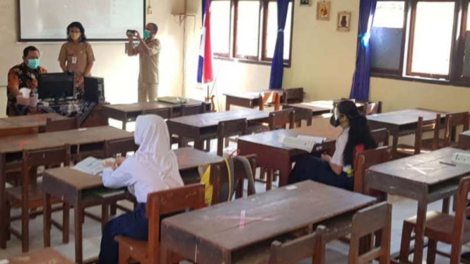 Wali Kota Semarang Hendrar Prihadi menyapa siswa yang menjalani sekolah secara daring saat memantau pembelajaran secara tatap muka di SMPN 12 Semarang, Jawa Tengah, Senin, 30 Agustus 2021.