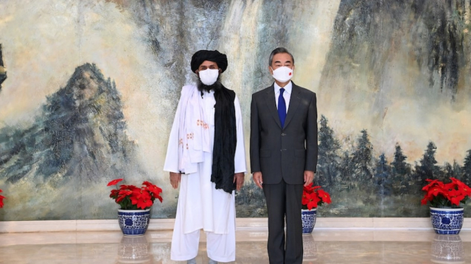 Menlu Wang Yi mengundang kepala politik TalibanÂ Mullah Abdul Ghani Baradar untuk bertemu di Tianjin bulan lalu.Â  (AFP: Li Ran | Xinhua)