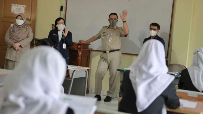 Gubernur DKI Jakarta, Anies Baswedan saat Pembelajaran tatap muka di sekolah.
