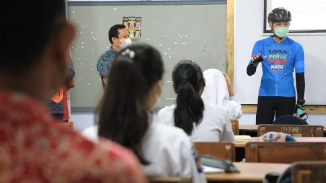 Gubernur Jawa Tengah Ganjar Pranowo meninjau pelaksanaan pembelajaran tatap muka di satu sekolah di Semarang, Selasa, 31 Agustus 2021.
