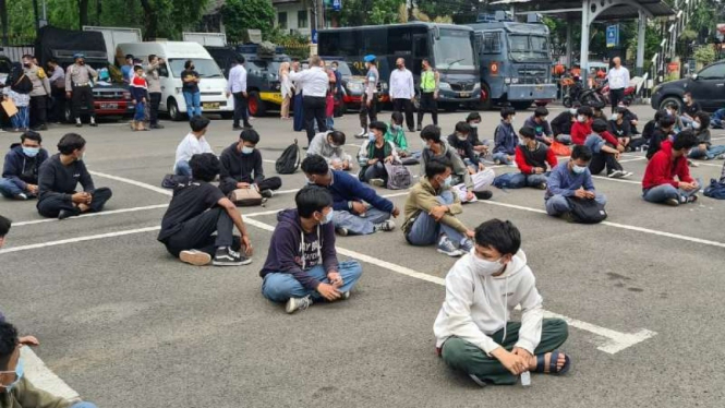 Puluhan pelajar dari SMKN 1 Jakarta (Budi Utomo) dan SMK di Tangerang diamankan oleh polisi setelah diketahui hendak tawuran, Senin, 30 Agustus 2021, setelah mereka mengikuti pembelajaran tatap muka di sekolah.
