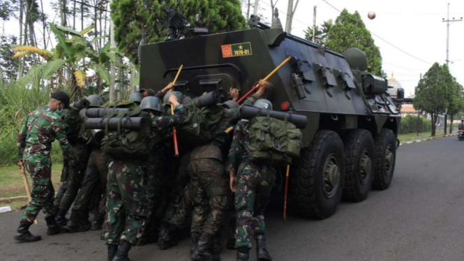 VIVA Militer: 12 Prajurit TNI AD dorong Ranpur Anoa di Markas Kikav 8 Kostrad