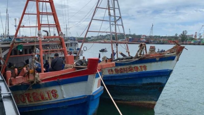 Dua dari empat kapal ikan Vietnam yang ditangkap oleh Baharkam Polri di Laut Natuna Utara, Kepulauan Riau.