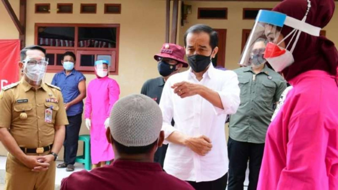 Presiden Joko Widodo didampingi Gubernur Jawa Barat Ridwan Kamil meninjau vaksinasi COVID-19 dari rumah ke rumah di Kampung Pengampaan, Kecamatan Harjamukti, Kota Cirebon, Selasa, 31 Agustus 2021.
