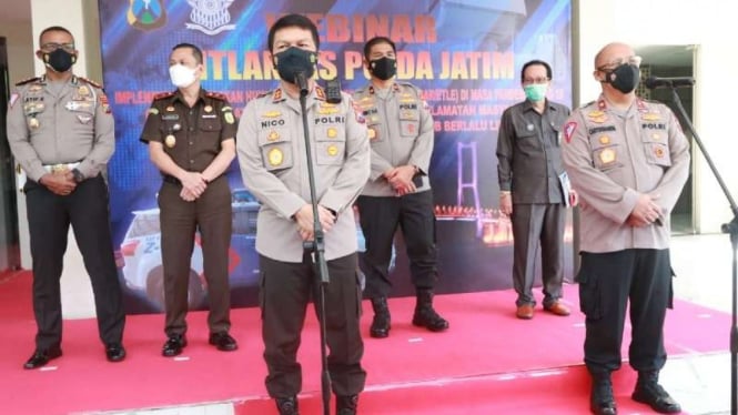 Kepala Polda Jawa Timur Inspektur Jenderal Polisi Nico Afinta saat webinar ETLE/INCAR di kantornya, Surabaya, Selasa, 31 Agustus 2021.