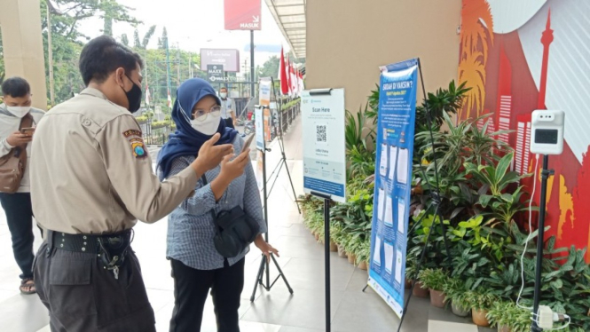 Pengunjung yang akan masuk ke Malang Town Square wajib menunjukan bukti vaksin dan aplikasi peduli lindungi.