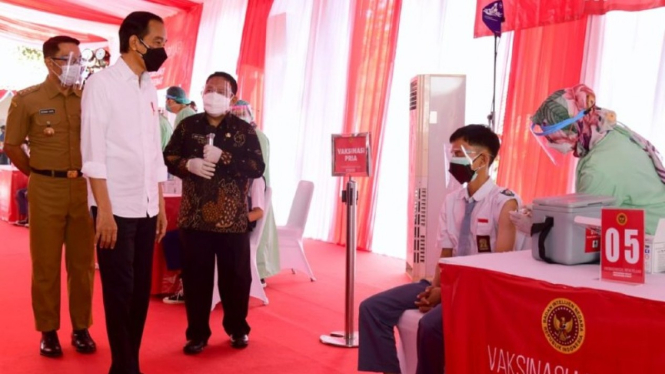  Jokowi meninjau gerakan vaksinasi massal untuk pelajar di SMAN 1 Beber, Kabupaten Cirebon.