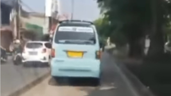 Viral Ambulans Dihalangi Angkot di Jalur Busway (Instagram/info_jakartatimur)