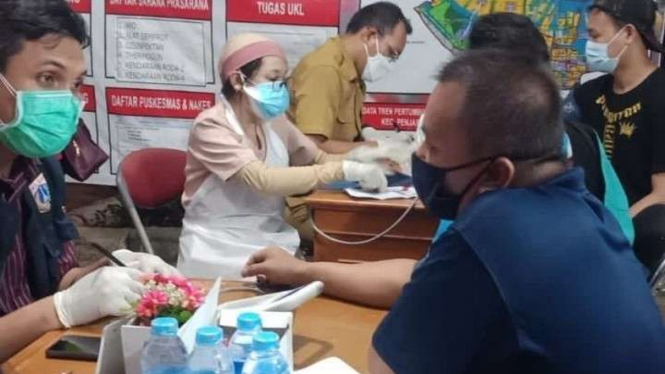 Layanan vaksinasi malam hari di Penjaringan, Jakarta Utara.