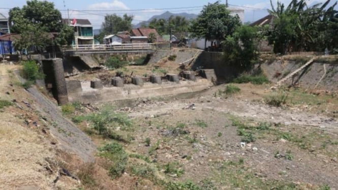 Sungai Bendo Krosok di Desa Maron, Kediri, Jawa Timur, Senin, 30 Agustus 2021, mengering sejak sebulan terakhir menyusul musim kemarau.