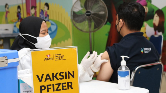 Vaksinasi COVID-19 Pfizer di Mal Artha Gading, Jakarta