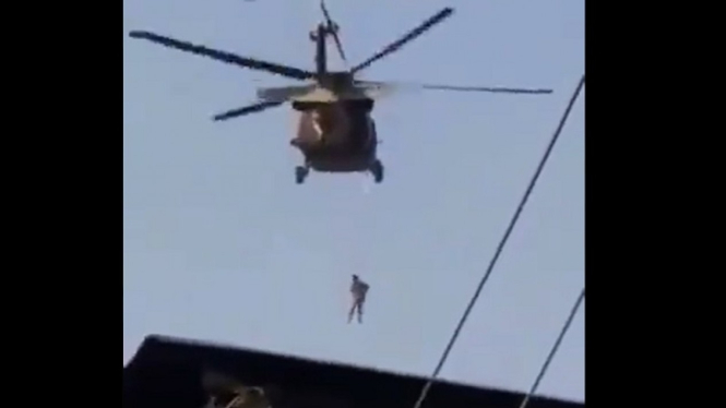 Video beredar helikopter Black Hawk yang diterbangkan Taliban menggantung pria