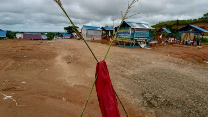 Bambu dan kain merah simbol palang adat masyarakat suku MOI marga Malaseme, pemilik ulayat pekuburan COVID-19 Kota Sorong, Provinsi Papua, Kamis, 2 September 2021.