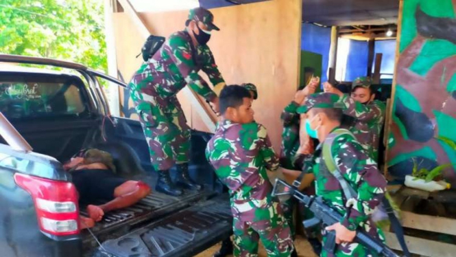 Anggota TNI AD Kabupaten Maybrat, Papua Barat, mengevakuasi korban yang meninggal dunia akibat diserang oleh orang tak dikenal, Kamis, 2 September 2021.