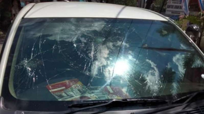 Mobil di Makassar jadi korban arogansi pengantar jenazah.