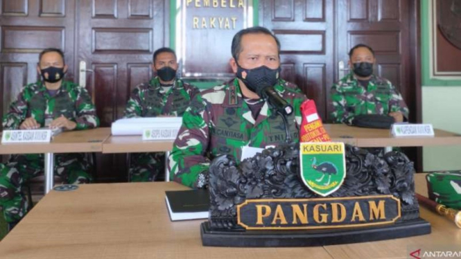 Panglima Kodam XVIII/Kasuari Mayor Jenderal TNI I Nyoman Cantiasa memberikan keterangan pers kepada wartawan di Markas Kodam XVIII/Kasuari di Manokwari, Papua Barat, Kamis, 2 September 2021.