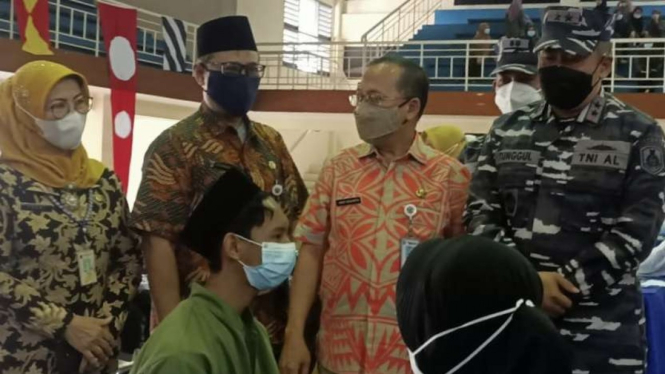VIVA Militer: Danseskoal dan Kasudin Pendidikan Jaksel tinjau vaksinasi TNI AL 